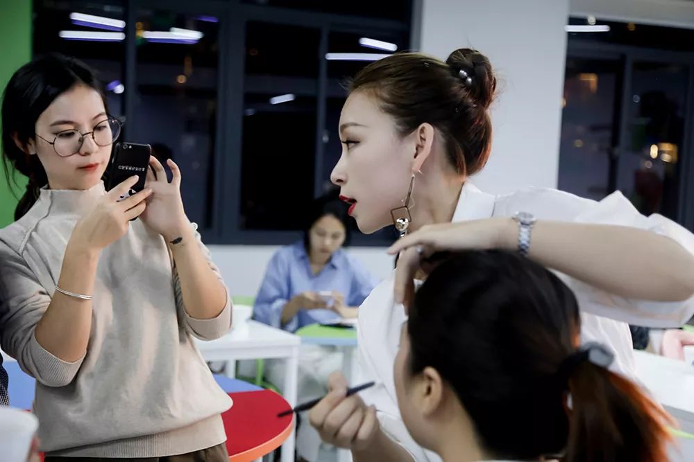（637.学习提升）百万大V付费私域课程 小白到高手日常妆容课-创业网宝藏库